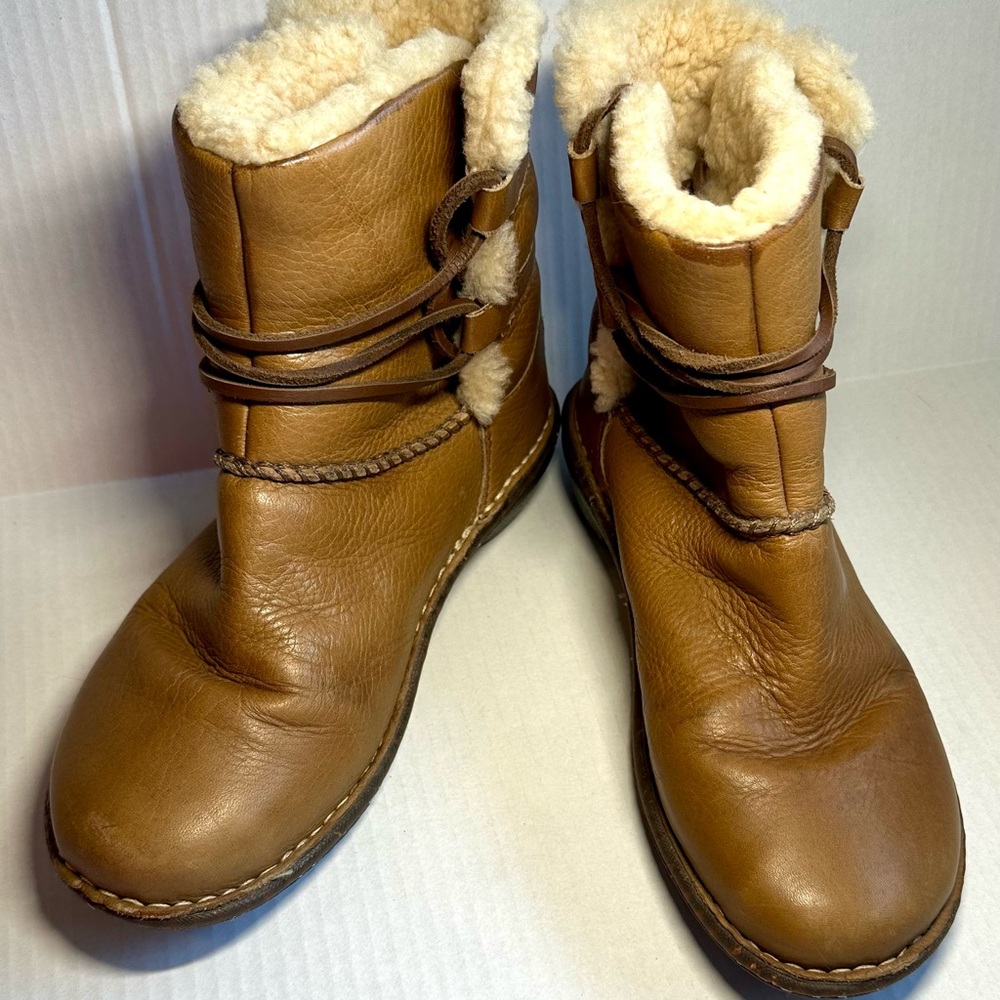 UGG Caspia Tan Shearling Women’s Boots size 7
